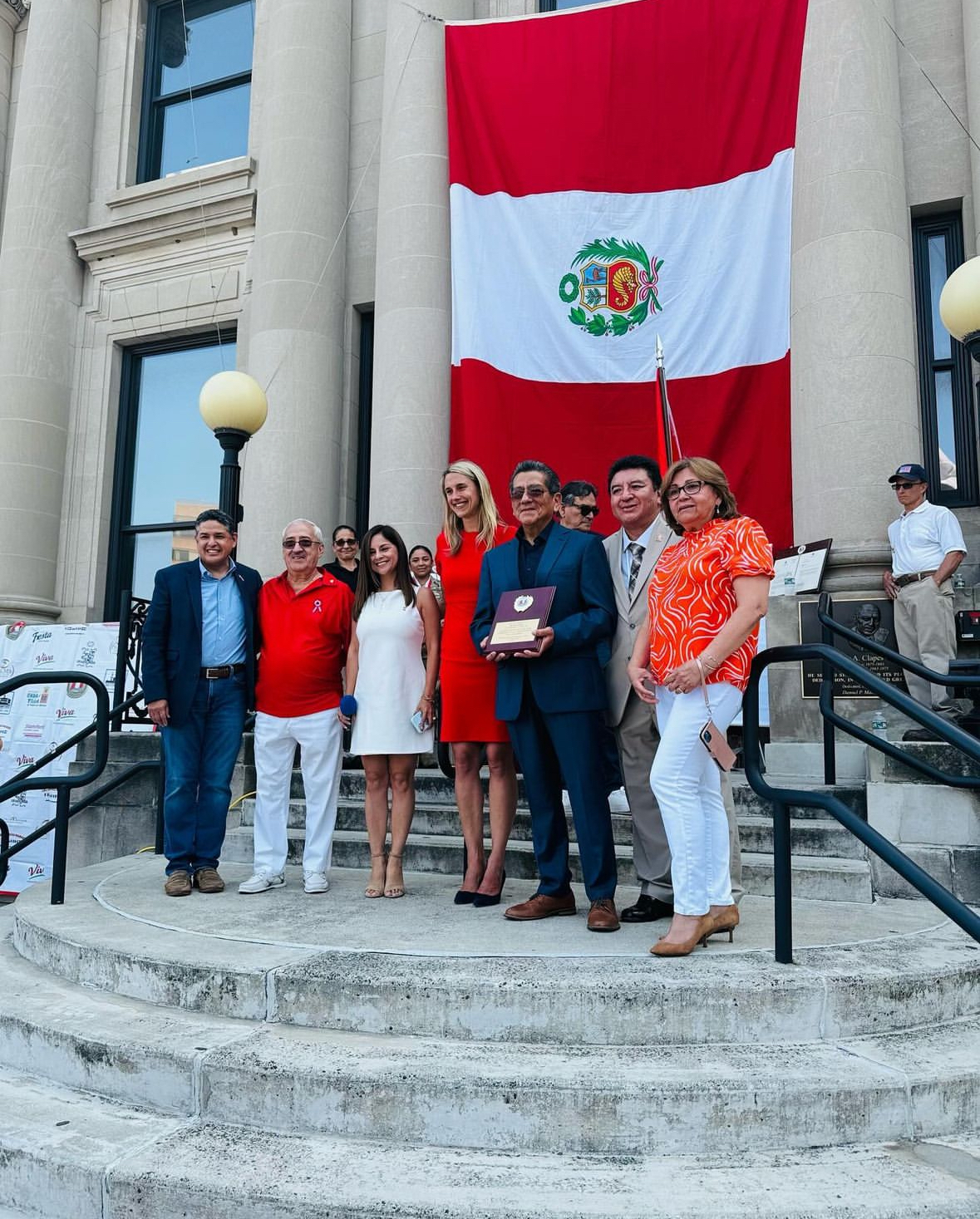 Mayor Simmons presents a proclamation on Peruvian Independence Day