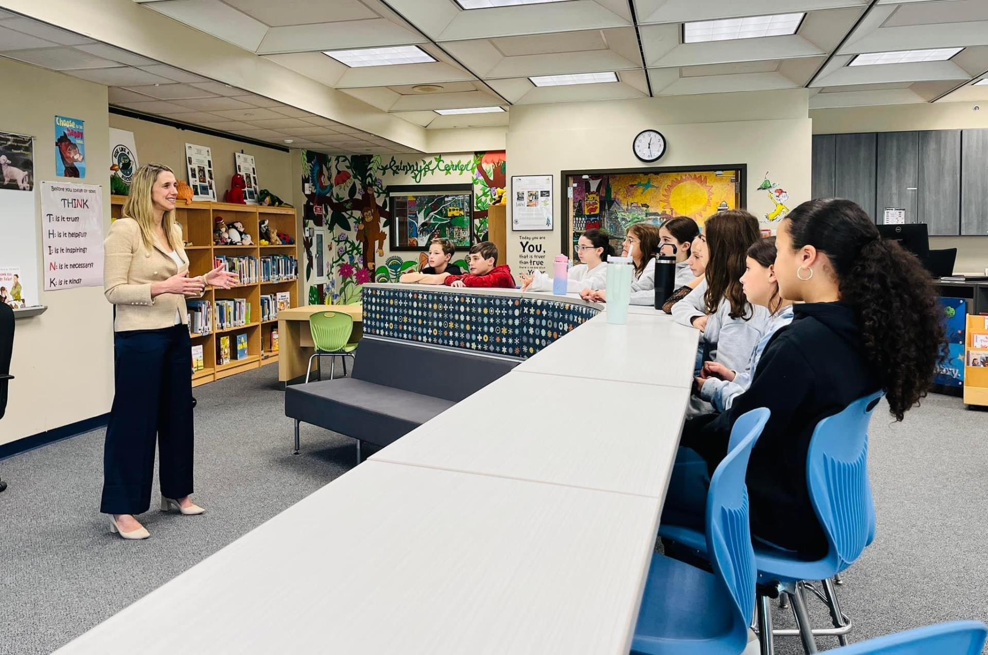 Mayor Simmons speaks with members of the Davenport Elementary 5th grade student council